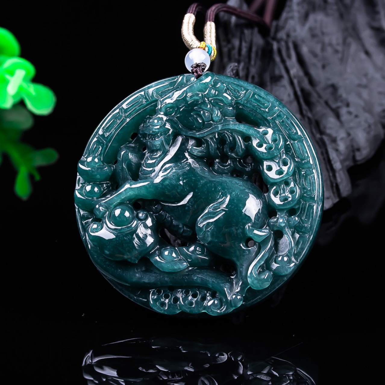 Woman Accessory - Pendant z jadeitu birmańskiego w kształcie